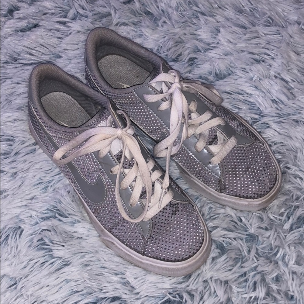 Nike | Gray Flat Bottom Tennis Shoes
